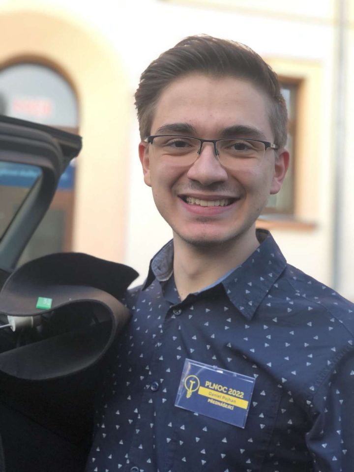 Mladý energický a nadějný mladý muž se zářivým úsměvem